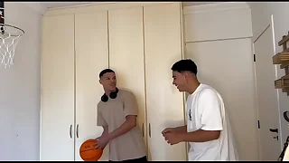 FIZ UMA BRINCADEIRA E ELE PERDEU TEVE QUE PAGAR COM O CU